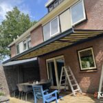 knikarmscherm corfu met geel zwart doek in denekamp