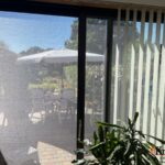 insetenwerende en zonwerende ritsscreen voor schuifpui in denekamp